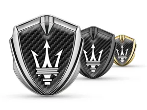 Maserati Emblema Metallico Badge Stile Corse Finitura Lucida